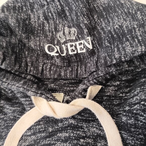 Queen pullover hoodie size small (flaw) - Picture 6 of 16